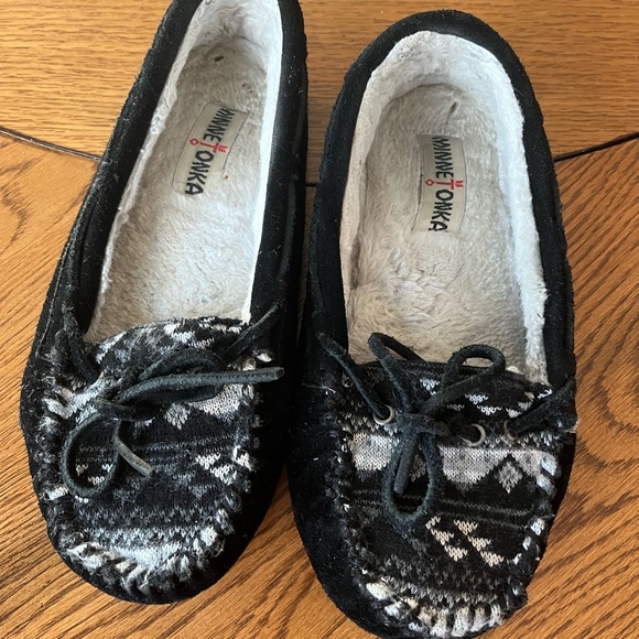 Minnetonka Moccasins 💙 ❄️ - Picture 3 of 4